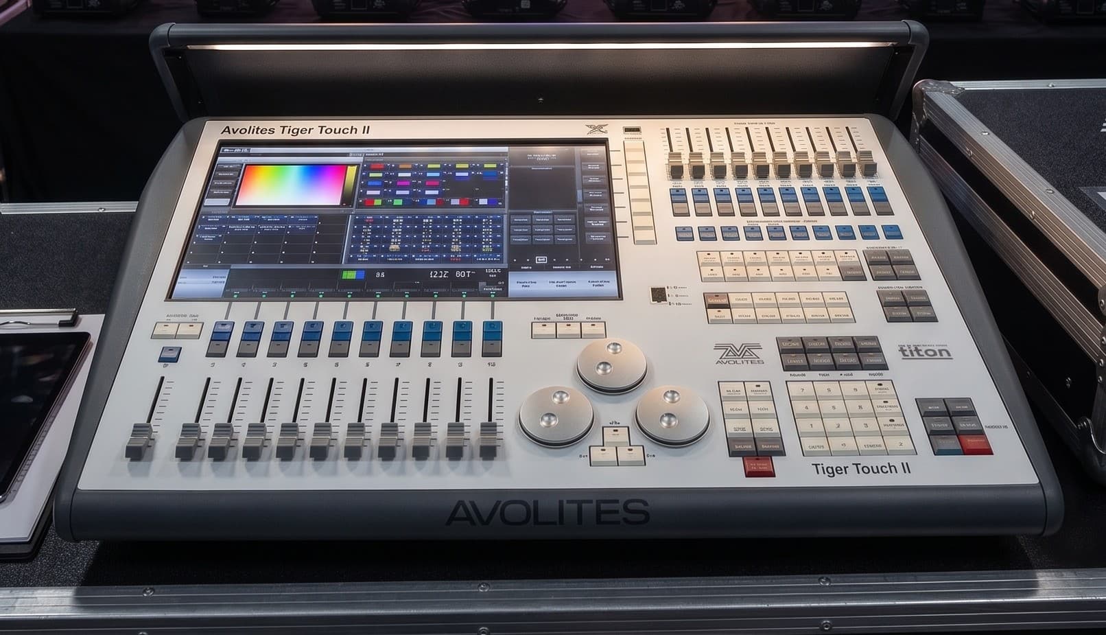 Светлинен пулт Avolites Tiger Touch II с тъч дисплей, фейдъри и DMX изходи