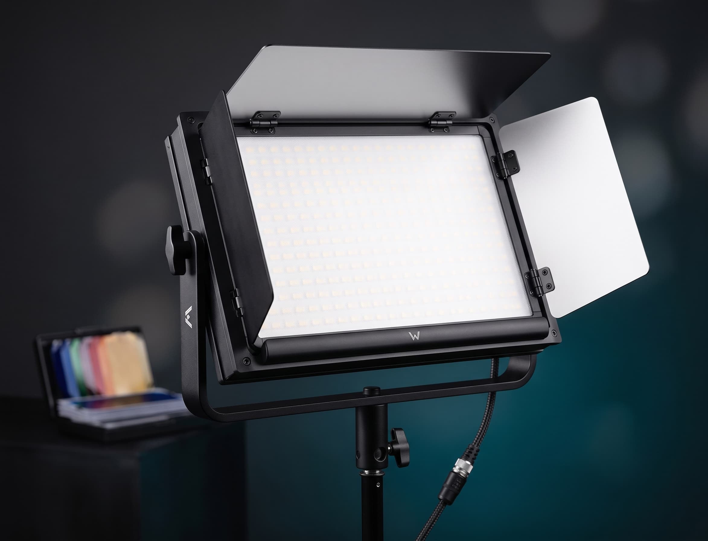 LED COB панел 200W с черен корпус, тяло за меко бяло сценично осветление